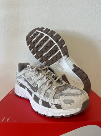 Nike P-6000 in braun/weiss/beige, Größe 38