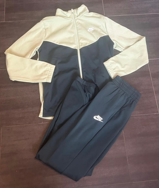 Nike Trainingsanzug Kinder Größe XL in dunkelgrün/hellgrün