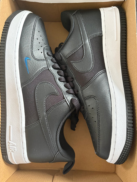Nike Airforce 1 schwarz/weiss mit blauen Akzenten in Größe wählbar