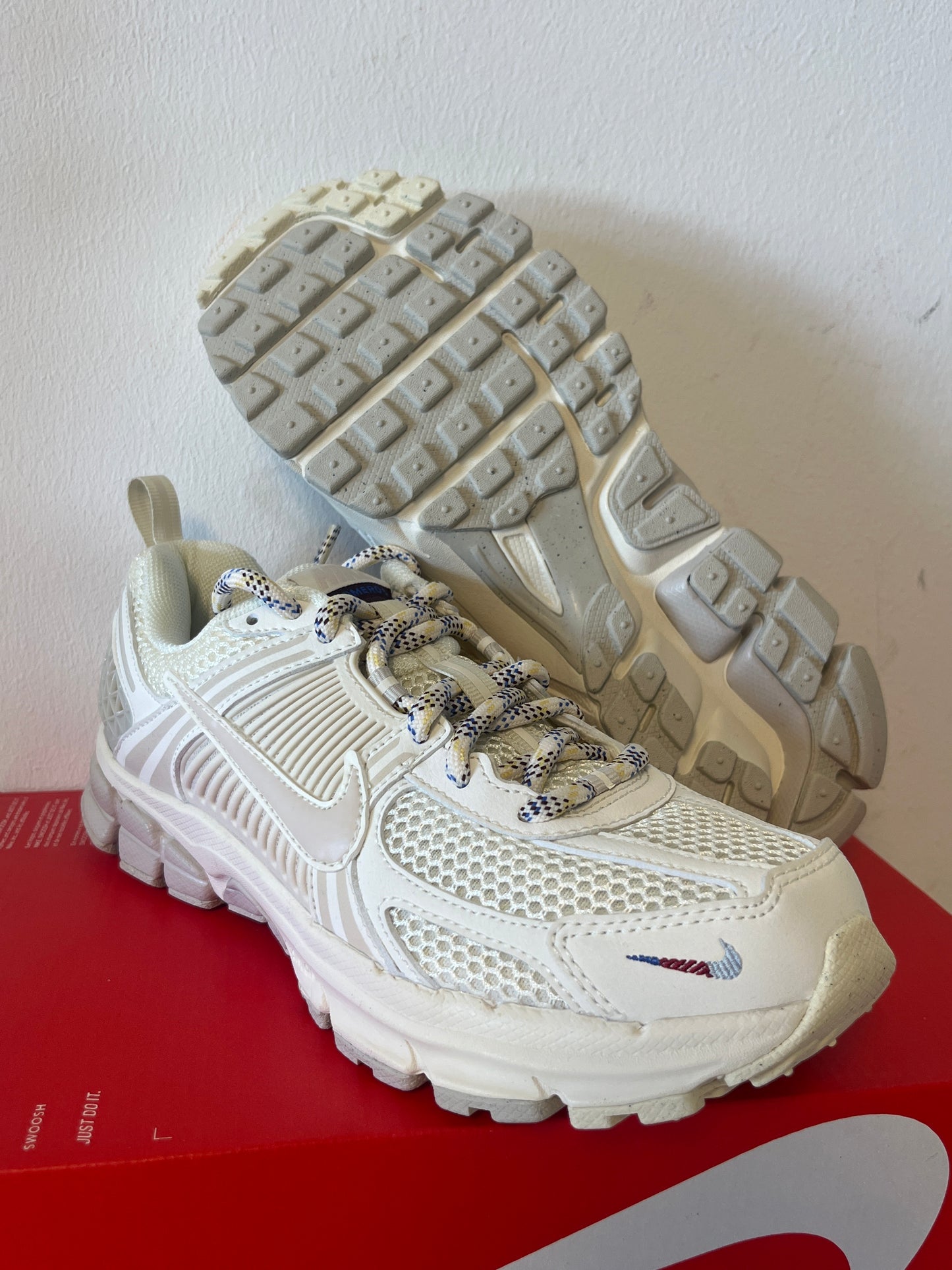 Nike Zoom Vomero 5 in creme/beige mit bunten Schnürsenkel, Größe 38
