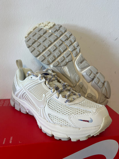 Nike Zoom Vomero 5 in creme/beige mit bunten Schnürsenkel, Größe 38