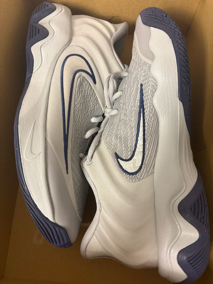 Nike Giannis Immortality 4, in grau/dunkelblau, Größe 44,5