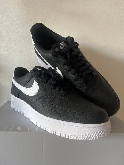 Nike Air Force 1 '07 in schwarz/weiß, Größe 47,5