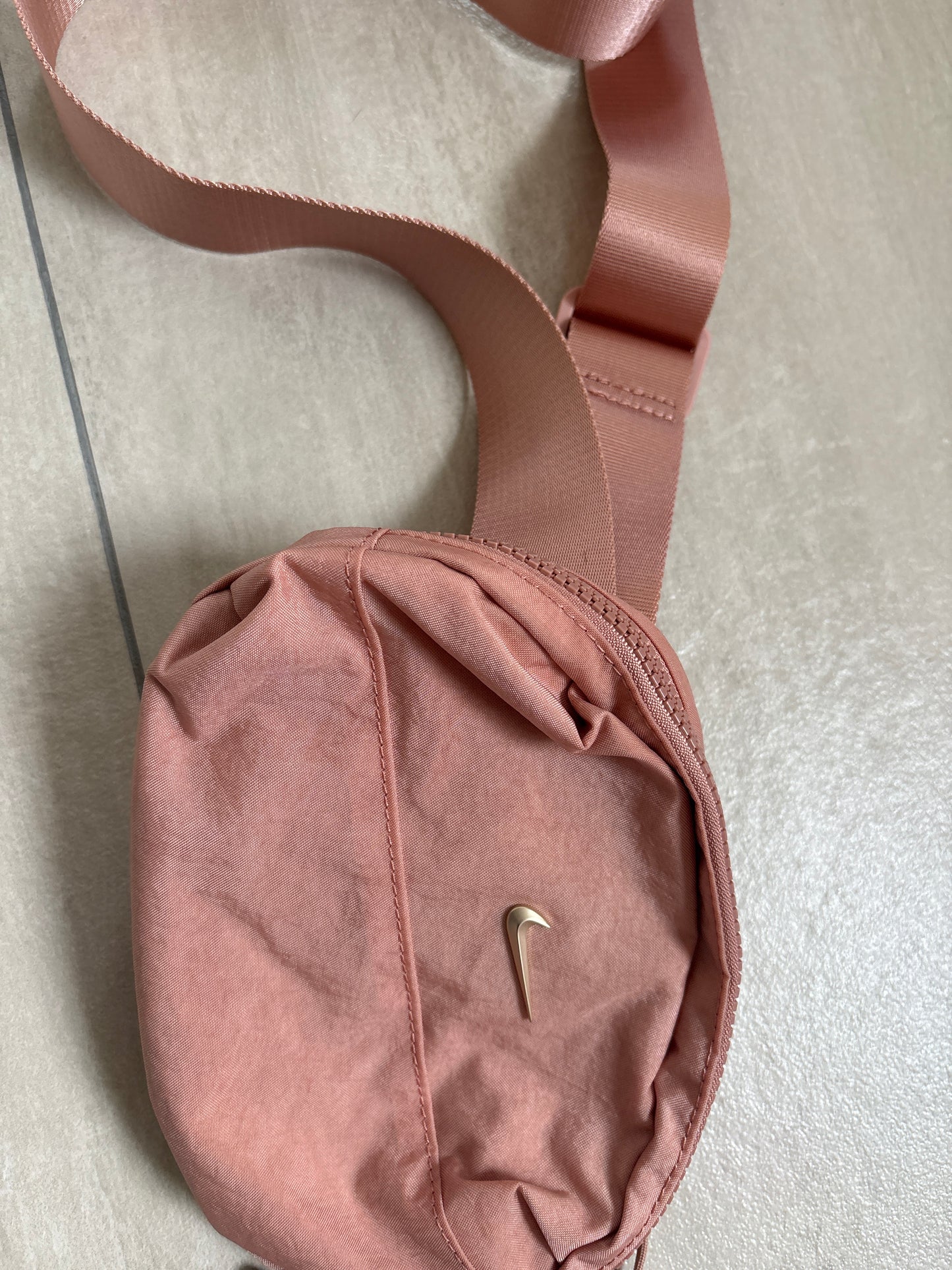 Nike Umhängetasche Lachs klein