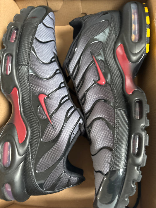 Nike Air Max Plus TN in schwarz/rot, Gr. 49,5