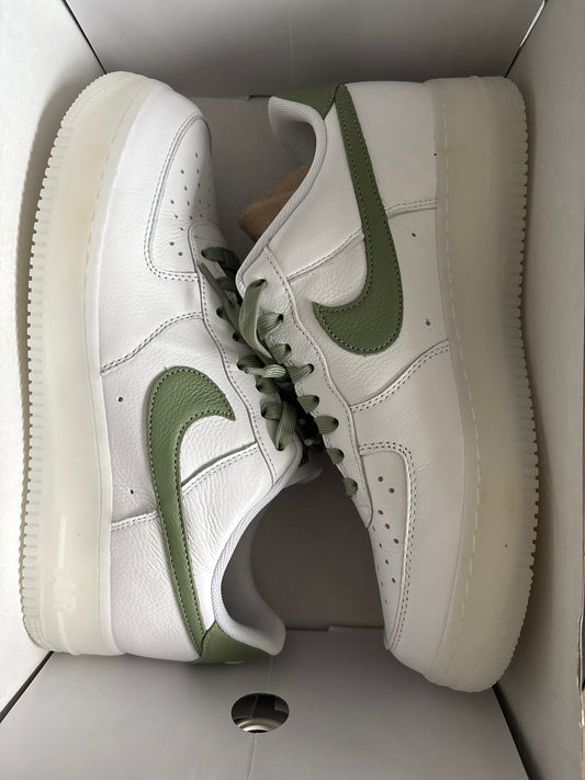Nike Air Force 1 in weiss/grün mit grünen Schnürsenkeln, Größe 44