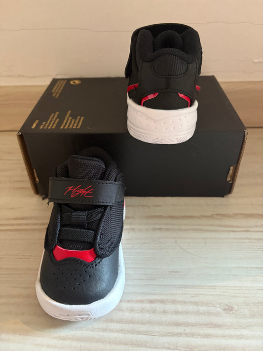 Nike Jordan Max Aura 4 ( TD ), schwarz/rot/weiss, Größe 19,5