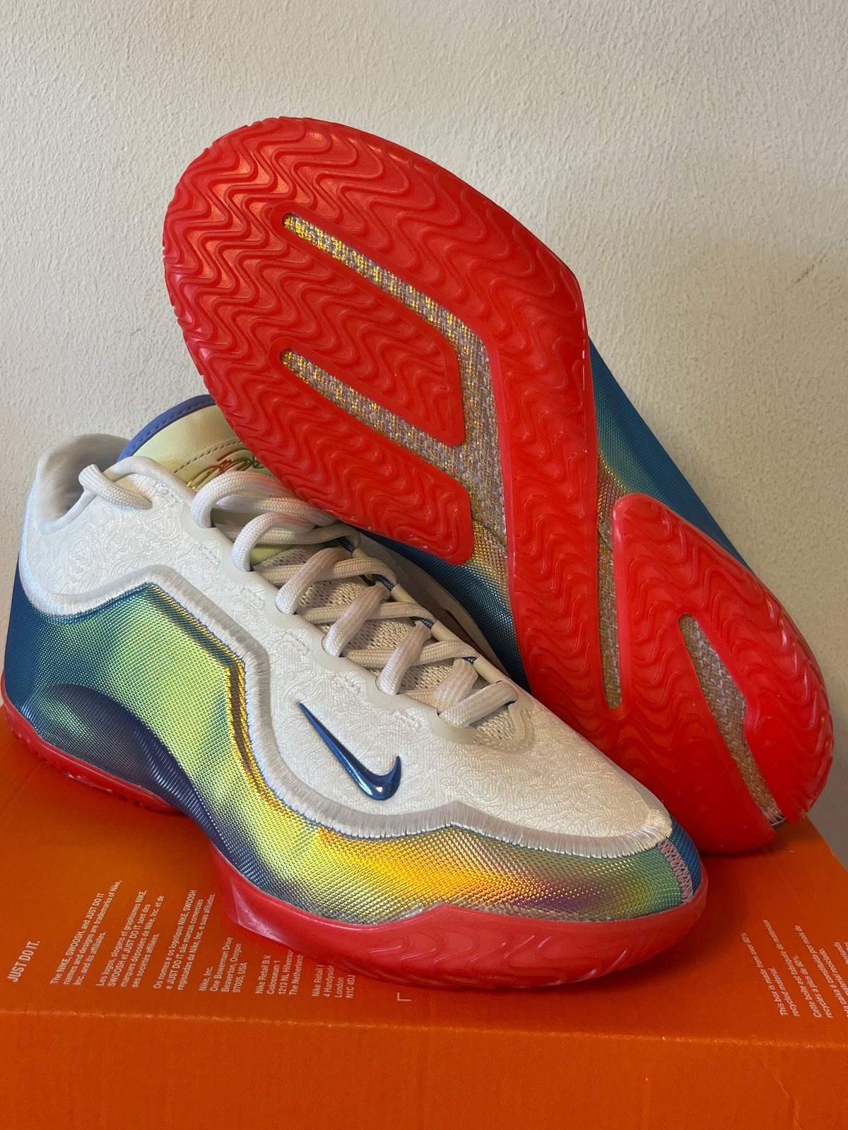 LeBron 23 in weiß/bunt (schimmernd) mit goldenen Details + Schuhbeutel und Buch, Größe 45