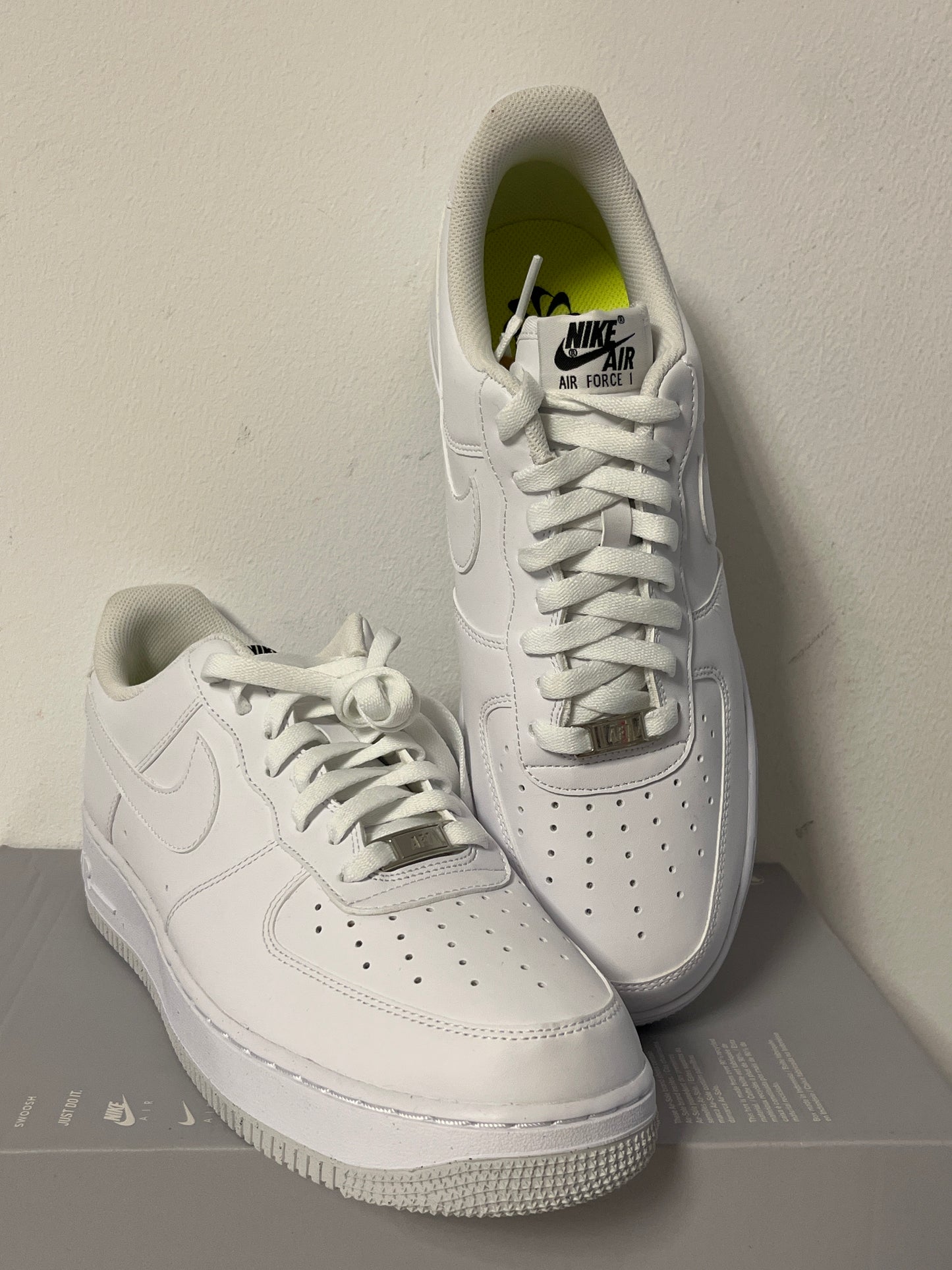 Nike Air Force 1 '07 in weiß/graue Sohle, Größe wählbar