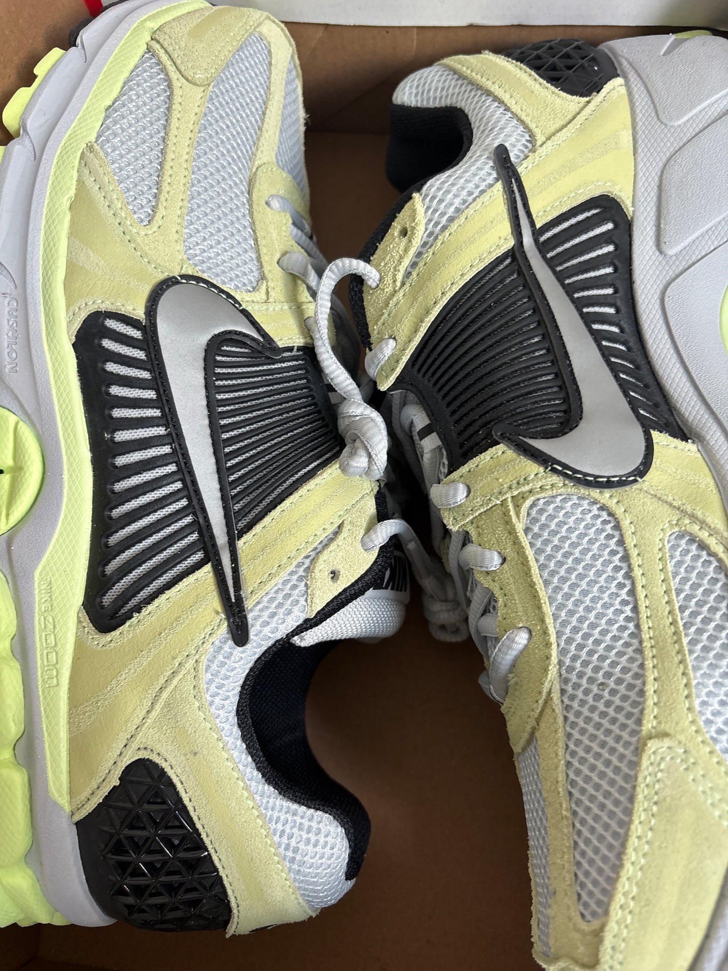 Nike Zoom Vomero 5, Größe 44, in gelb/weiss/schwarz