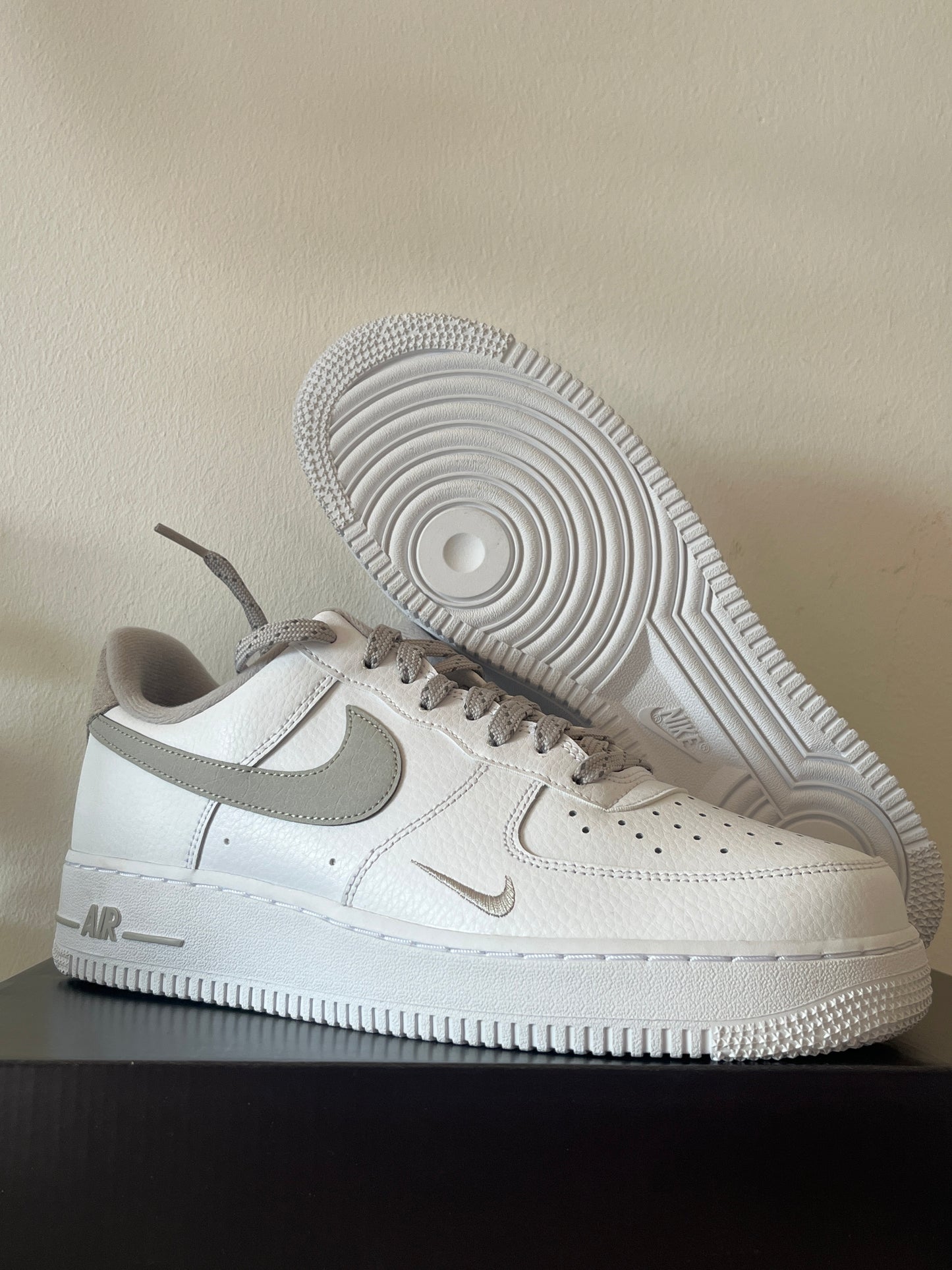 Nike Air Force 1 '07 in weiß mit grauem Swoosh, Größe 42,5