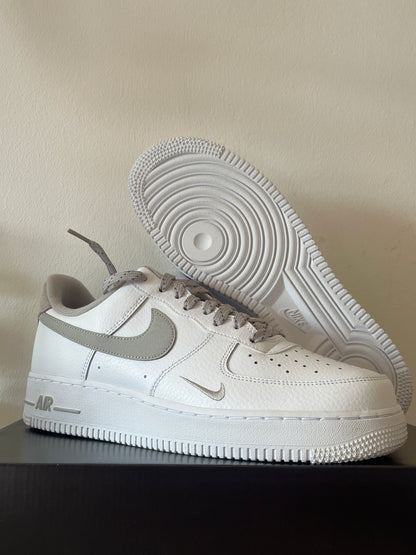 Nike Air Force 1 '07 in weiß mit grauem Swoosh, Größe 42,5