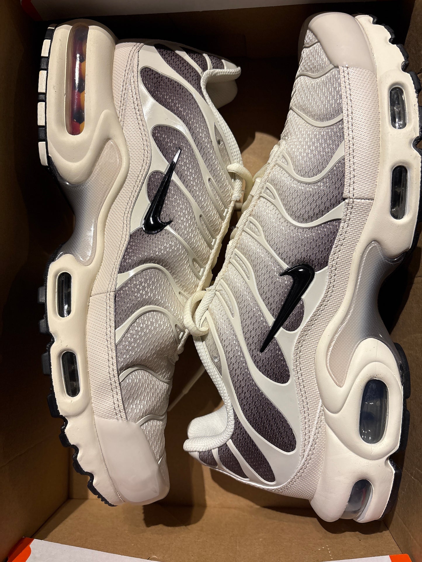 Nike Air Max Plus TN in creme/beige/schwarz, Gr. 42,5