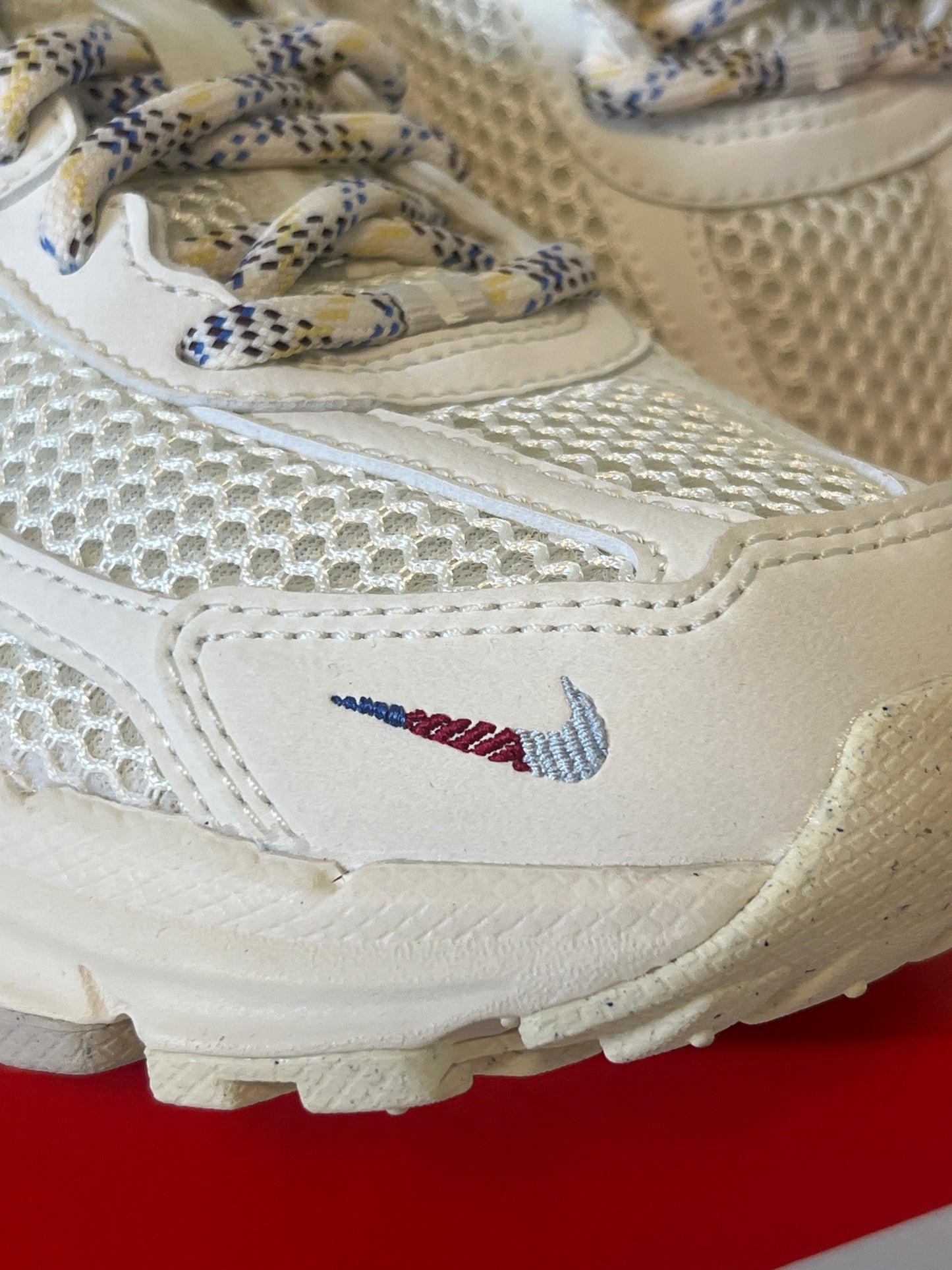 Nike Zoom Vomero 5 in creme/beige mit bunten Schnürsenkel, Größe 38