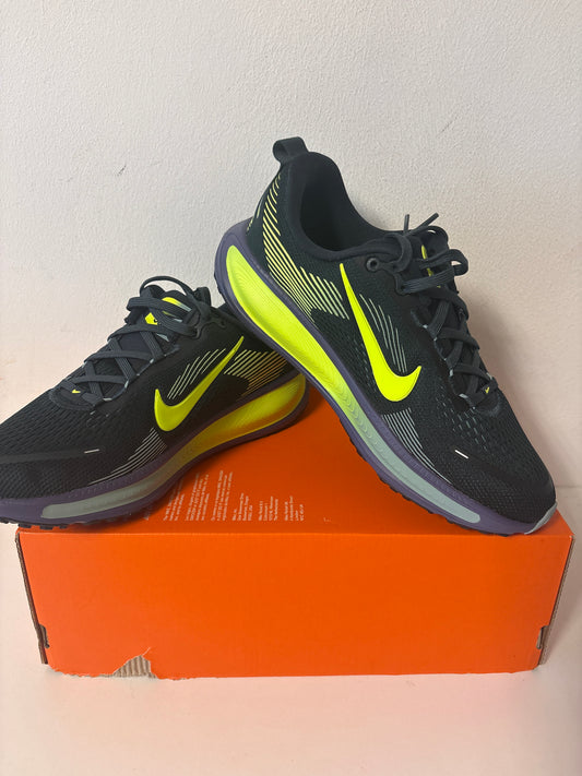 Nike Vomero 18 in schwarz/neon, Größe 39