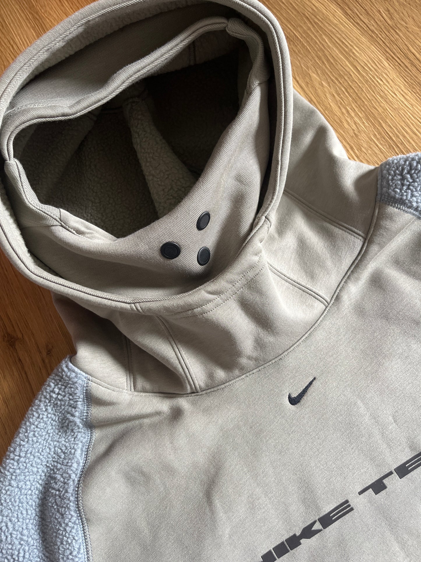 Nike Techfit Hoodie mit Fleece und integriertem Mundschutz in Grautönen, Größe wählbar