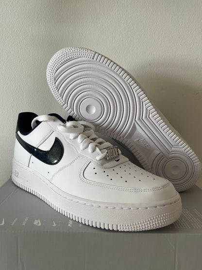 Nike Air Force 1 '07 LV8 in weiß/schwarz(glitzer), Größe 44,5
