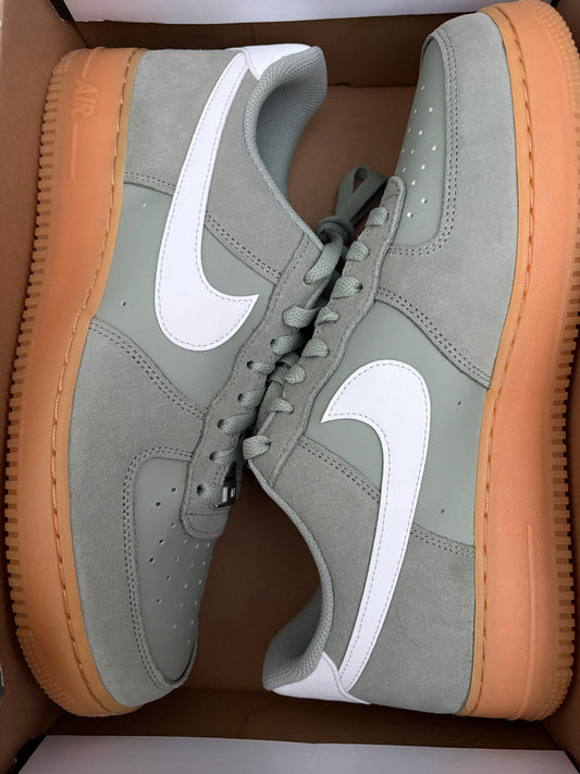 Nike Air Force 1 in dunkelgrün/weiss mit brauner Sohle in Größe wählbar