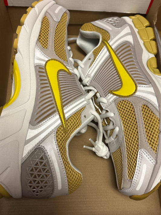 Nike Zoom Vomero 5 in weiß/grau/gelb, Größe 42