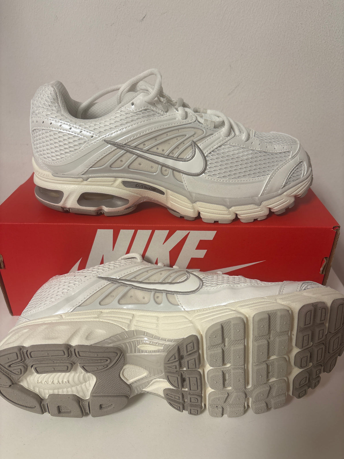 Nike Air Max Moto 2K in weiß/creme, Größe wählbar
