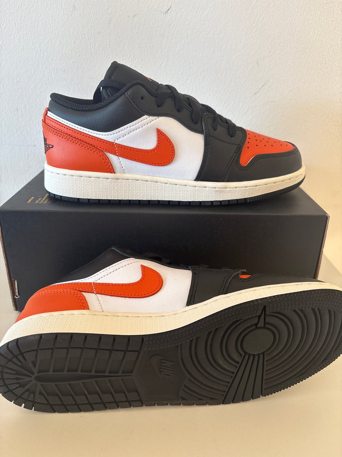 Nike Jordan Low, in weiss/schwarz/orange, Größe wählbar