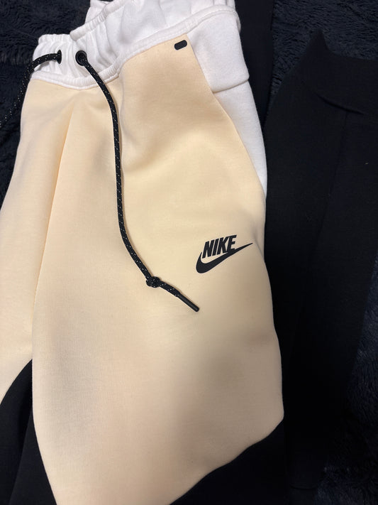 Nike Techhose in Creme/weiss/schwarz, Größe XXL