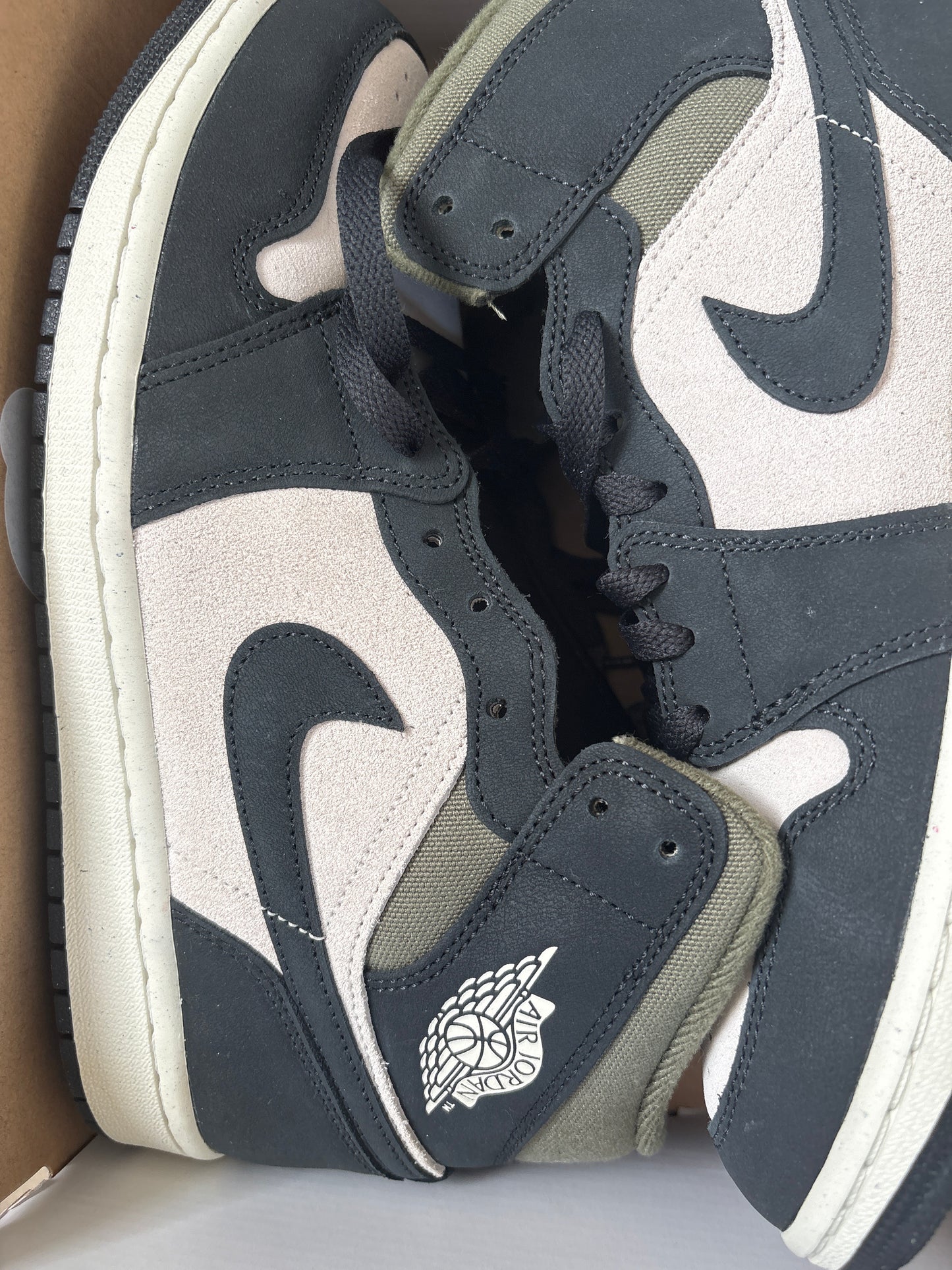 Nike Air Jordan 1 Mid in grau/dunkegrün/dunkelgrau, Größe 42,5