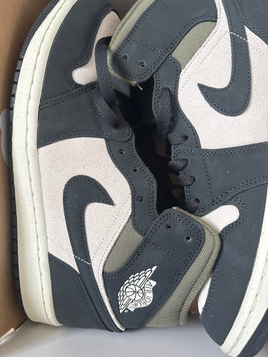 Nike Air Jordan 1 Mid in grau/dunkegrün/dunkelgrau, Größe 42,5