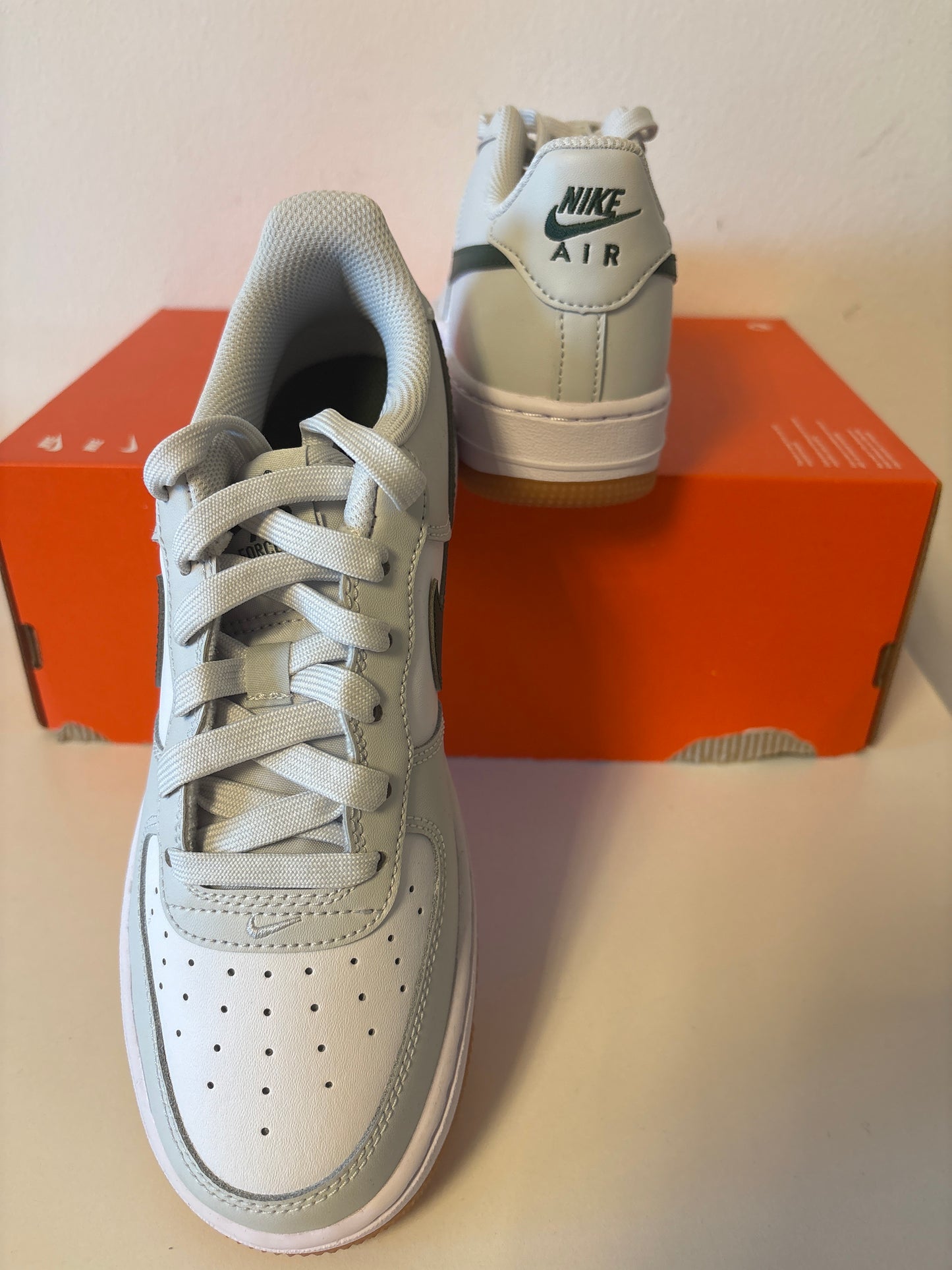 Nike Air Force 1 weiss/grau/grün, Gr. 37,5