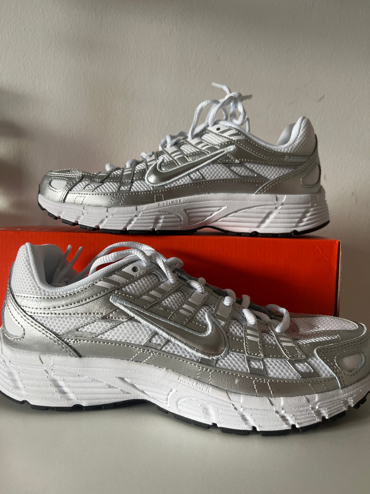 Nike P 6000 in weiß/silber/schwarz, Größe 39