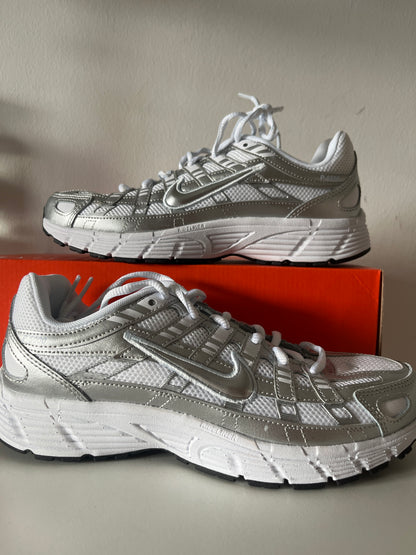 Nike P 6000 in weiß/silber/schwarz, Größe 39