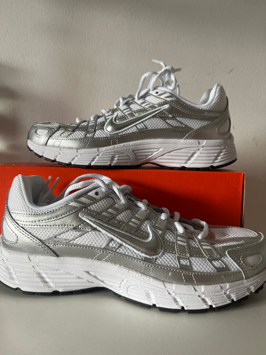 Nike P 6000 in weiß/silber/schwarz, Größe 39