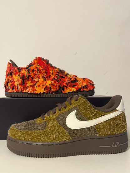 Nike Air Force 1 ´07 LX in grün mit Moos-Optik und Blätter-Überzug in rot/orange, Größe 39
