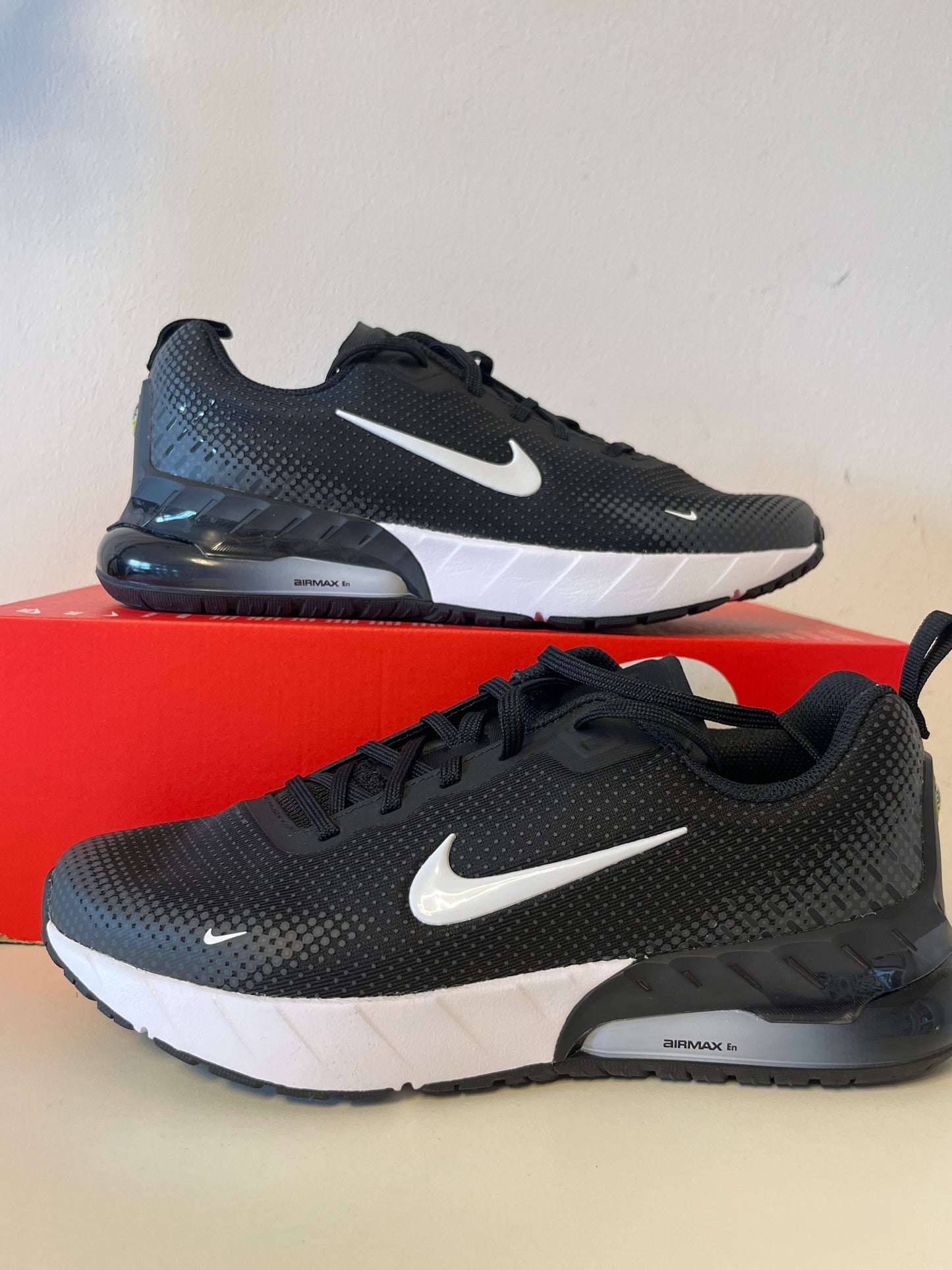 Nike Air Max Phoenix in schwarz/weiß, Größe 40