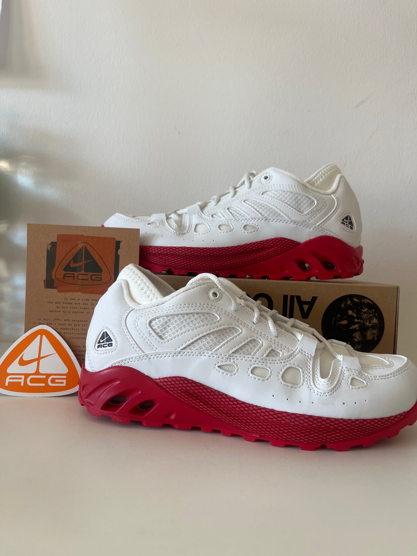 Nike ACG Air Exporaid in weiß/rot, Größe 40