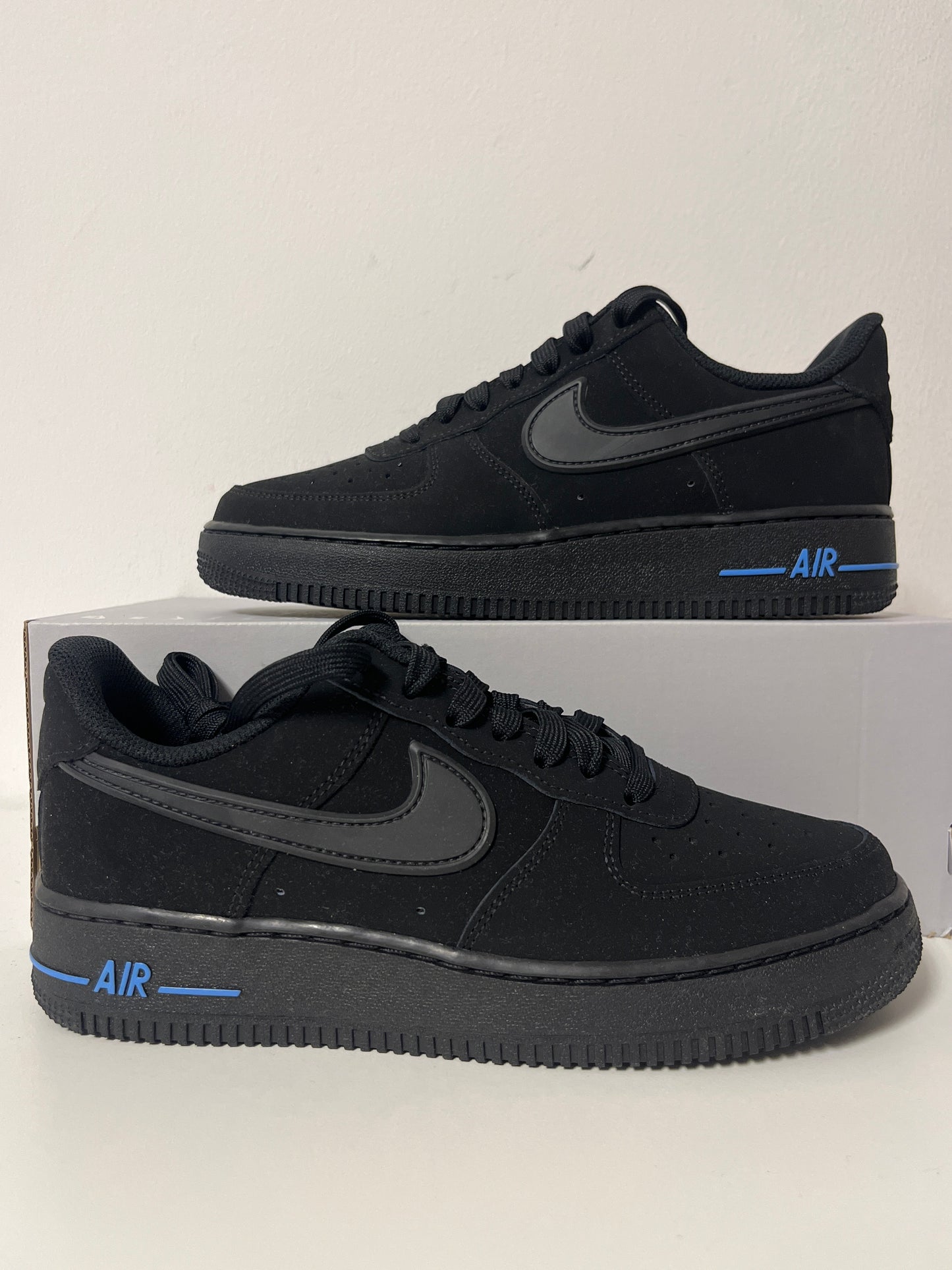 Nike Air Force 1 '07 in schwarz mit blauen Details , Größe 39