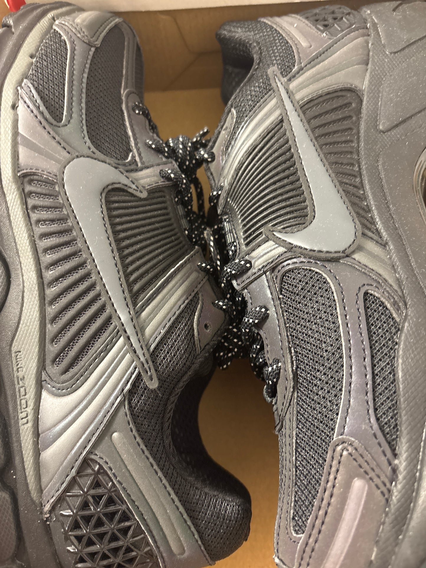 Nike Zoom Vomero 5 in schwarz, Größe 42,5