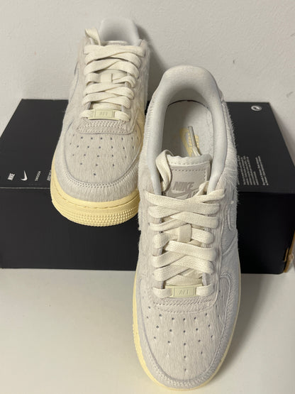 Nike Air Force 1 '07 in beige/grau haarig, Größe 39