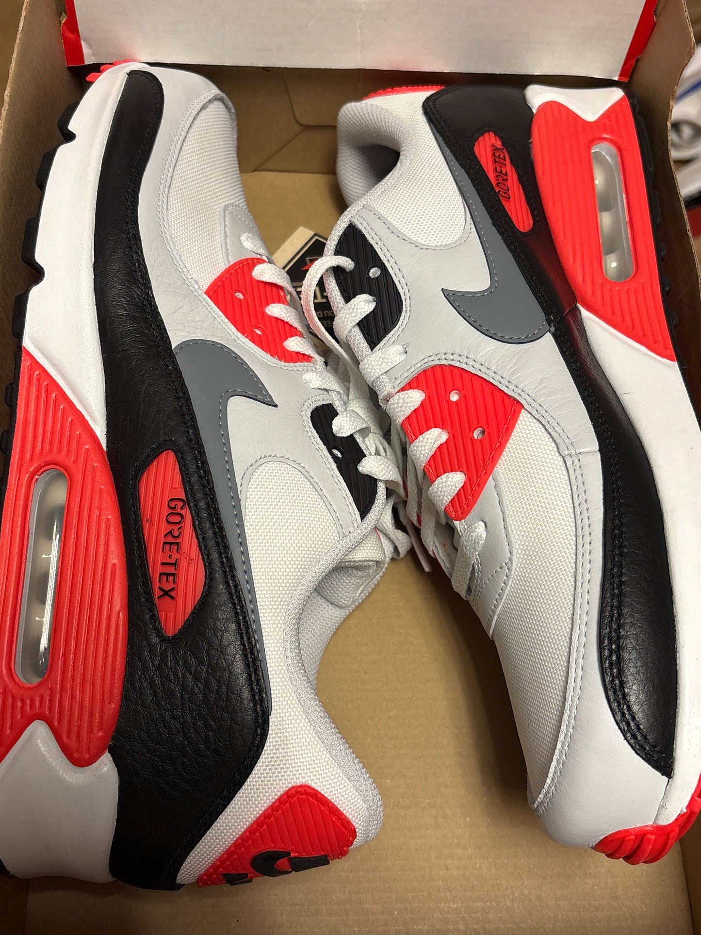 Nike Air Max 90 Goretex in weiß/grau/schwarz/rot, Größe 46