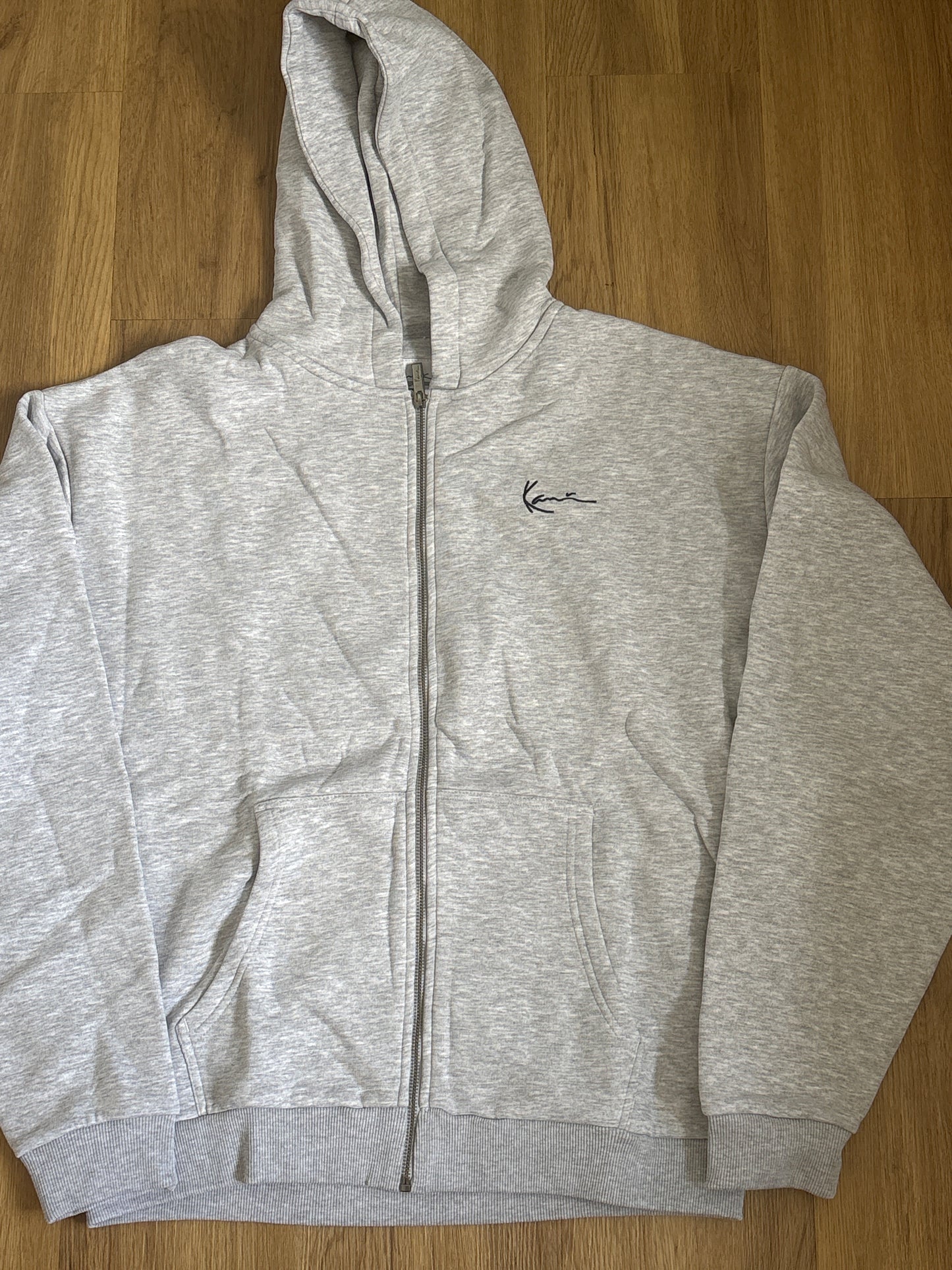 Karl Kani Joggingjacke, hellgrau mit schwarzer Schrift, Größe wählbar