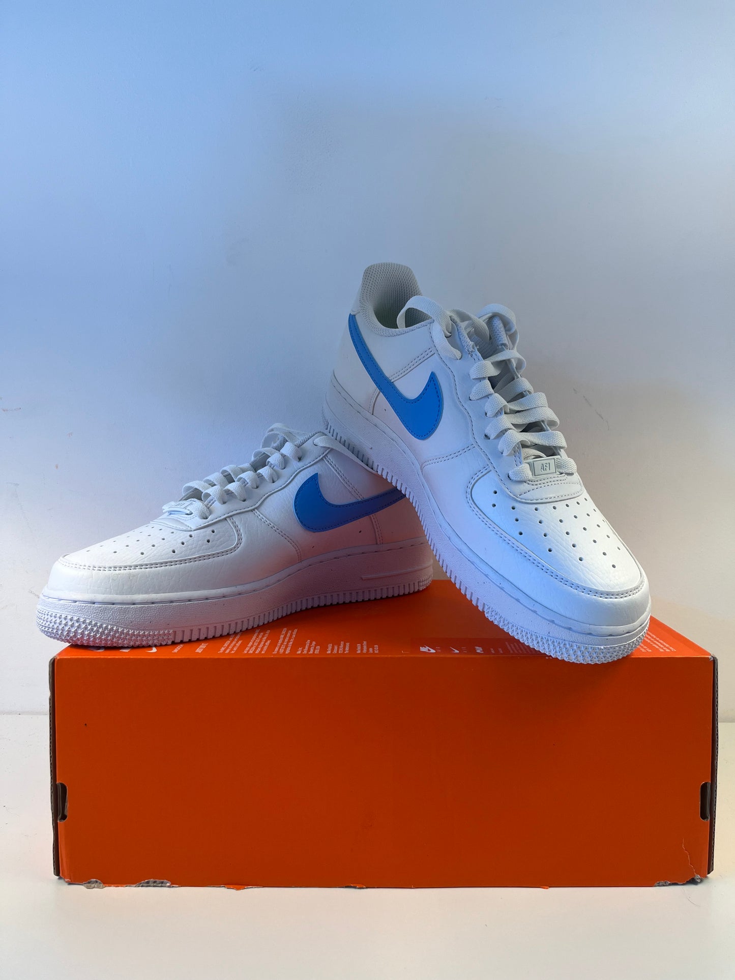 Nike Air Force 1 weiss mit blauem Nike Zeichen, Größe wählbar