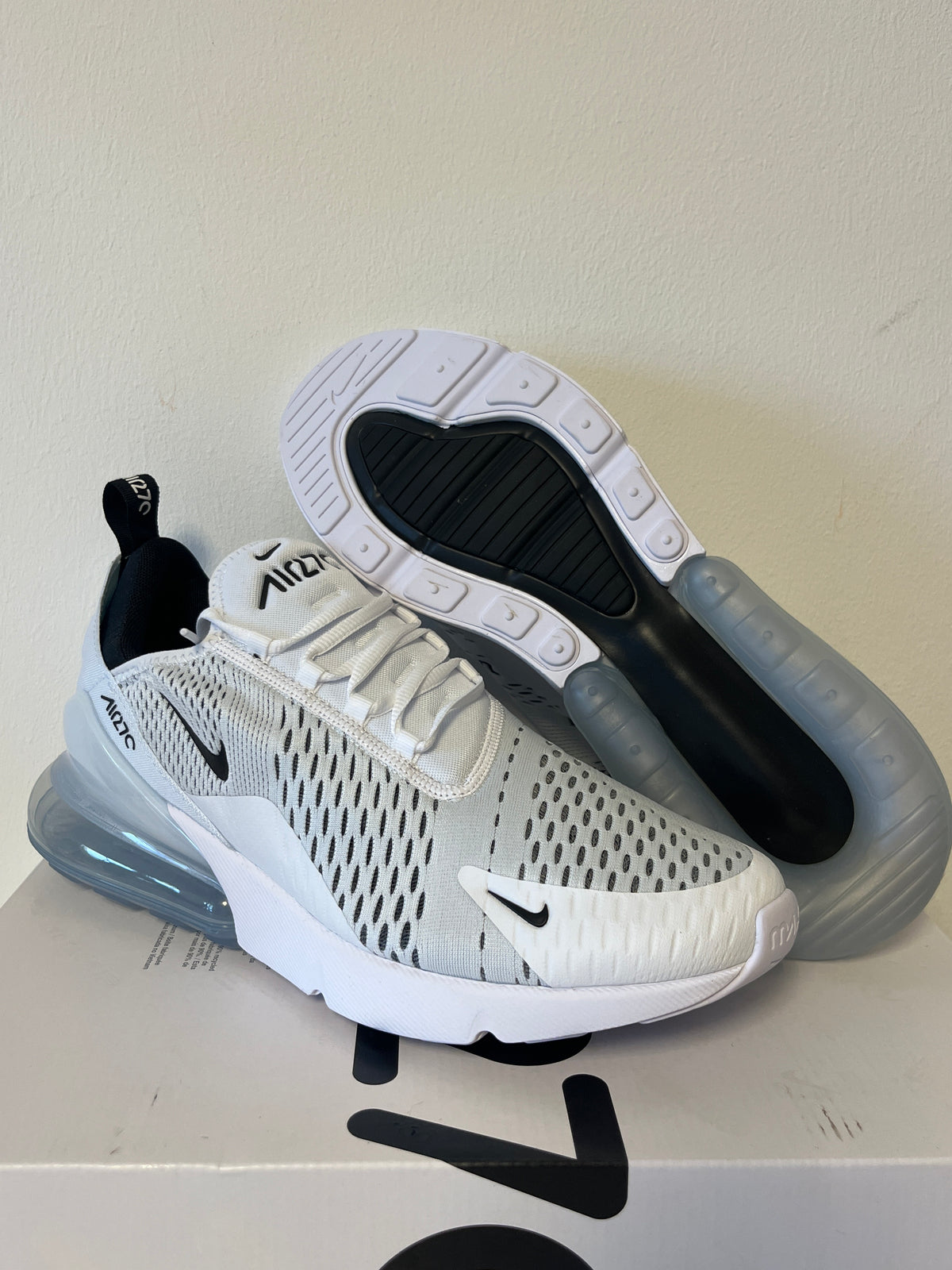 Nike Air Max 270 in weiß/grau/schwarz, Größe wählbar