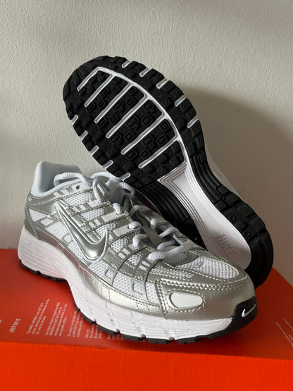 Nike P 6000 in weiß/silber/schwarz, Größe 39