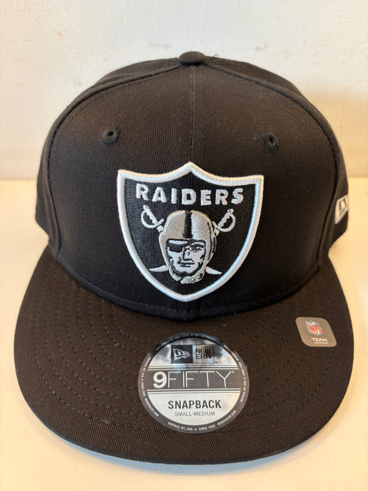 New Era Snapback Cap Oakland Raiders in schwarz/weiss, Größe wählbar