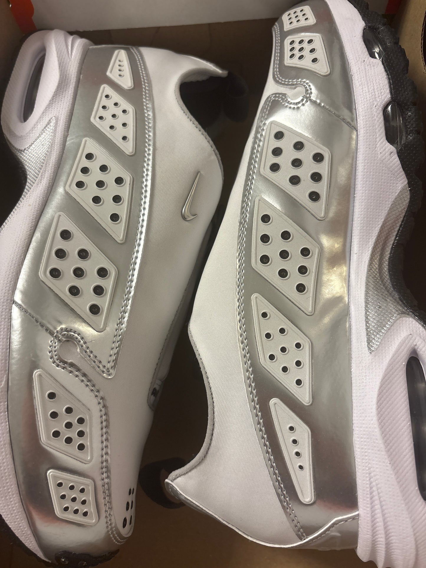 Nike Air Max SNDR, silber/weiss in Größe 42,5