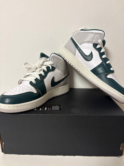 Nike Jordan 1 Mid, Größe wählbar in weiss/dunkelgrün/grau