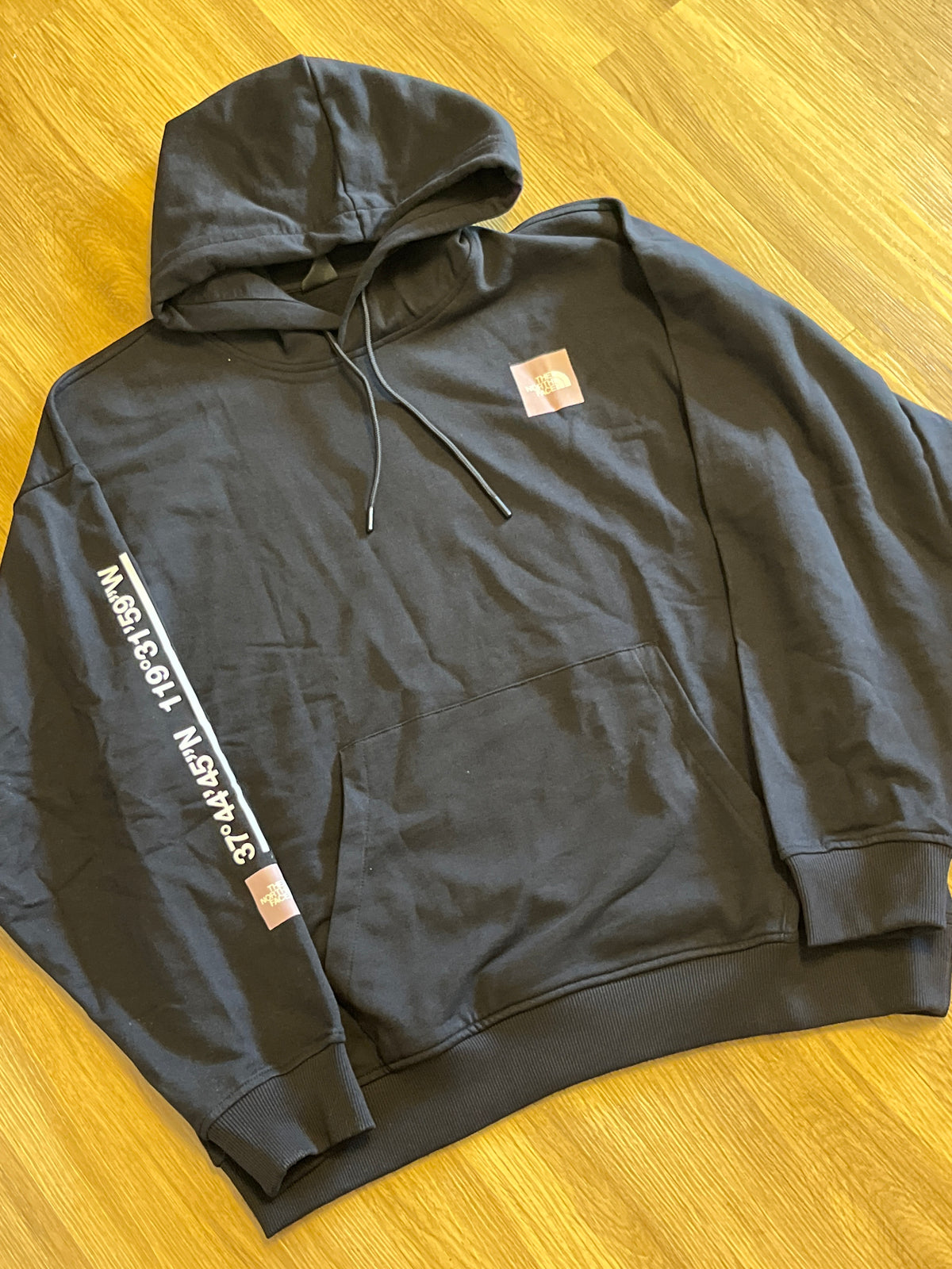 The North Face Damen Hoodie in schwarz mit Backprint in rosa, Größe wählbar