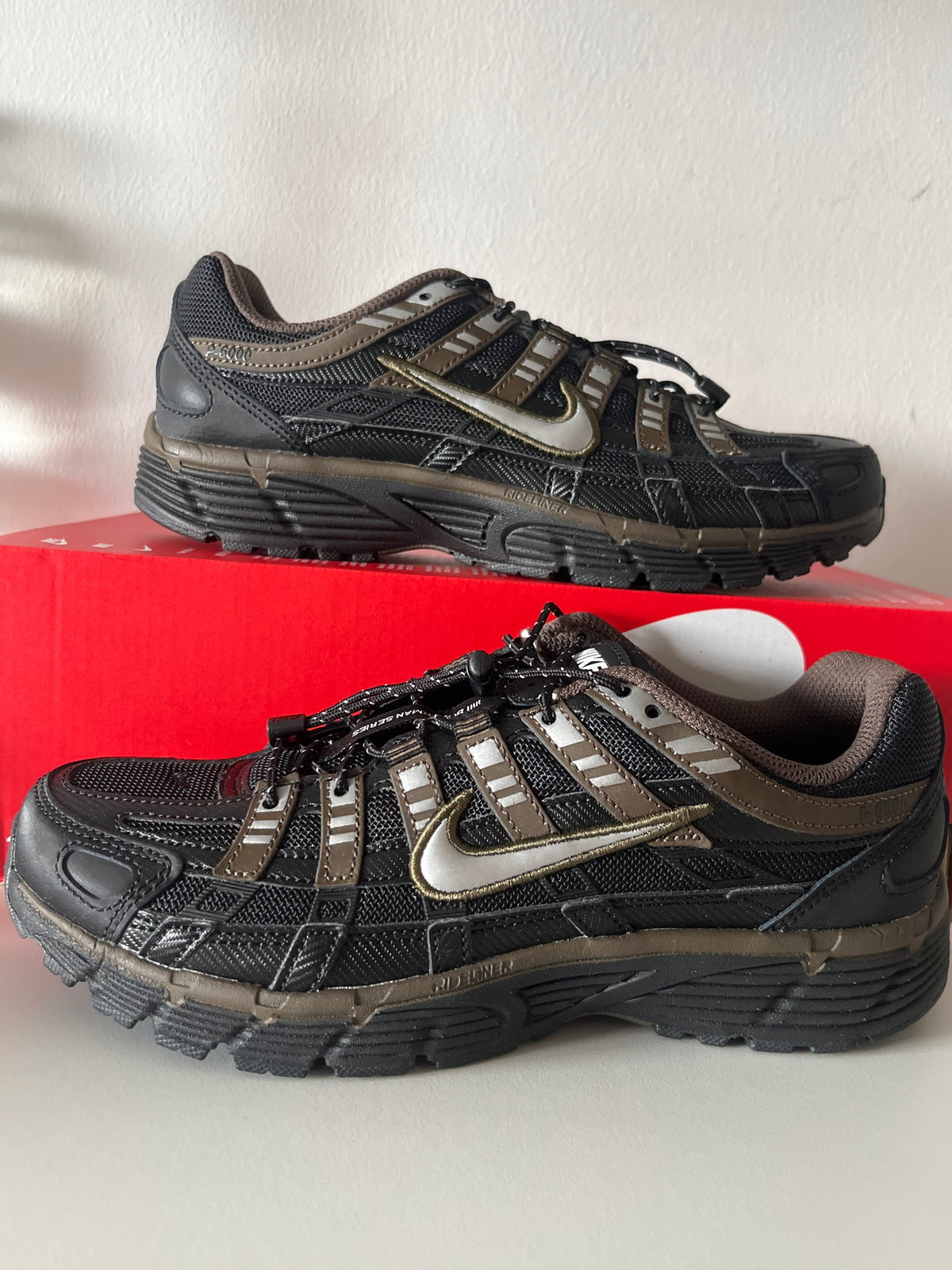 Nike P 6000 in schwarz/dunkelgrün/silber, Größe 38,5