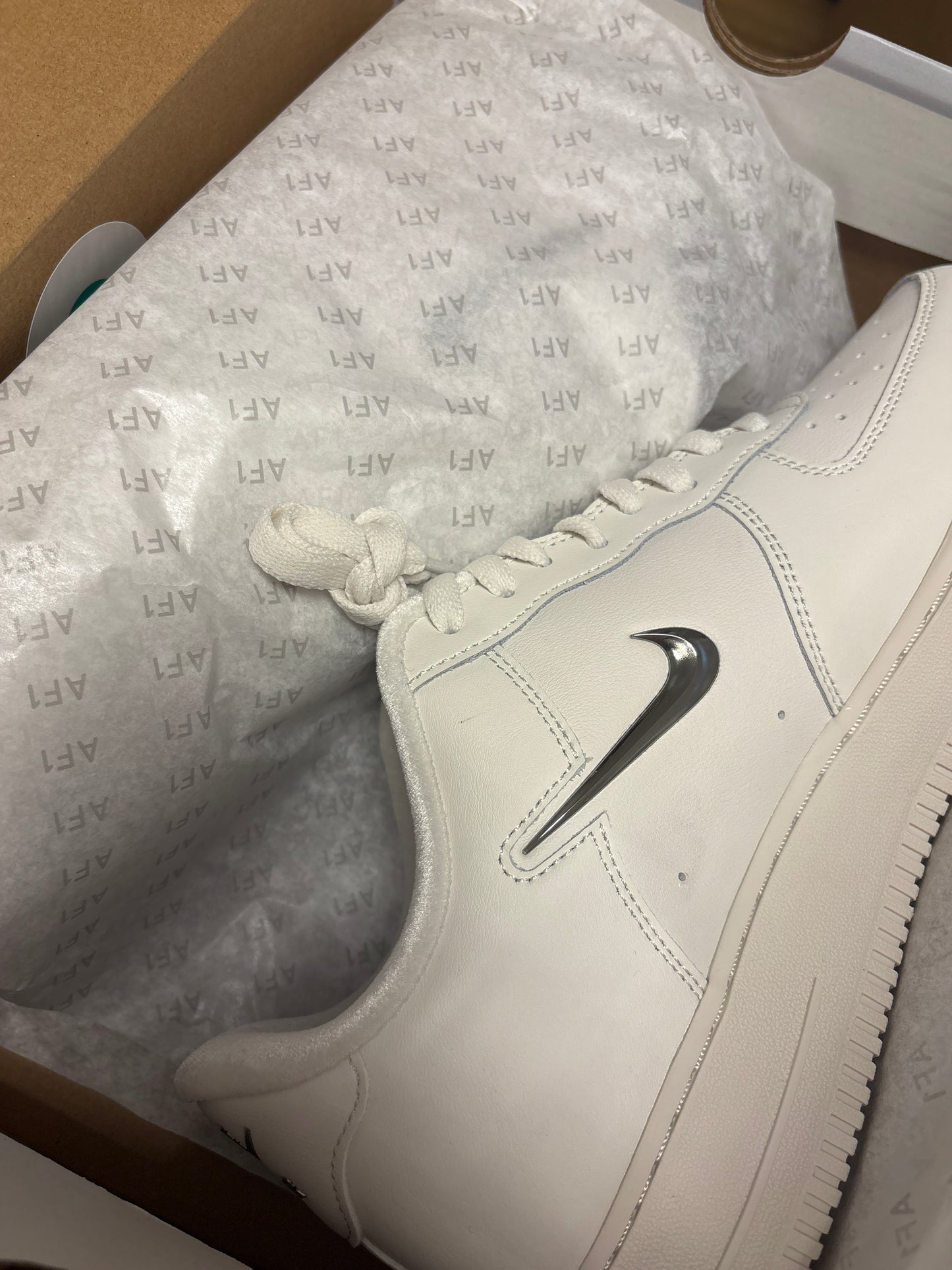 Nike Air Force weiß mit silbernen Swoosh, Größe 43