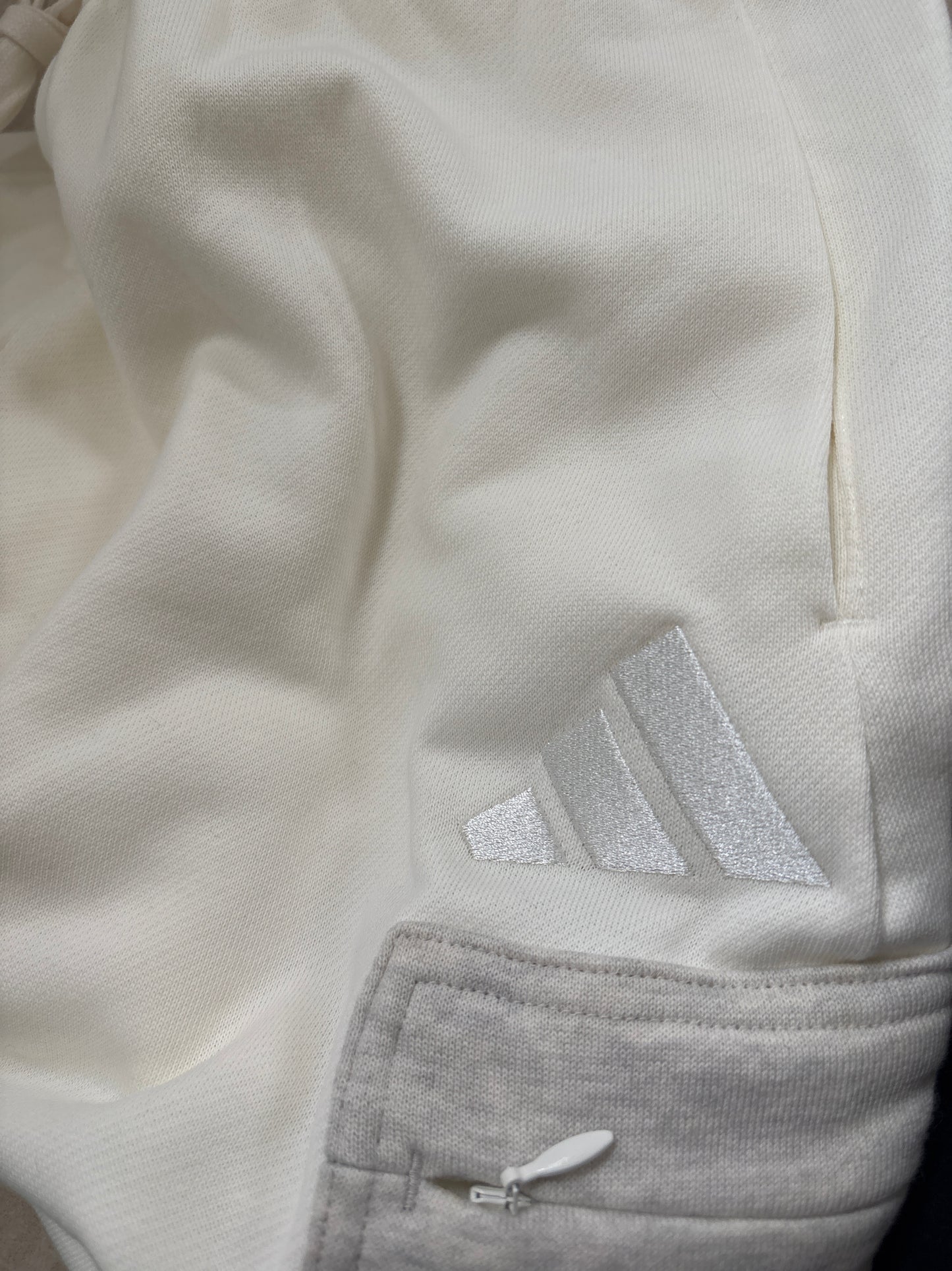Adidas kurze Hose, creme/grau , Größe M